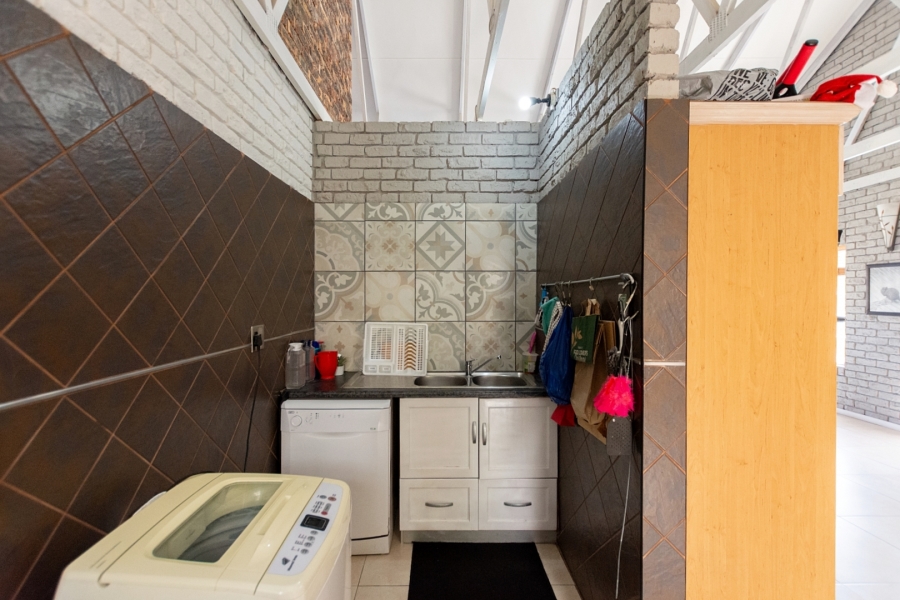 5 Bedroom Property for Sale in Middedorp Western Cape